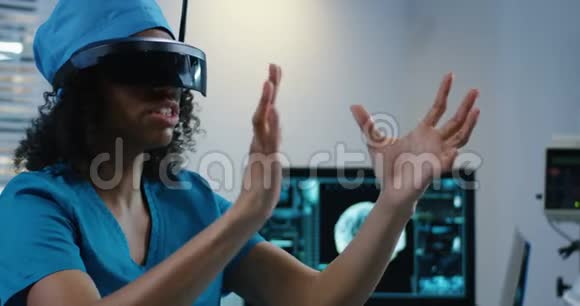 医生在讨论诊断时使用VR耳机视频的预览图