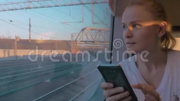 在圣彼得堡坐火车的俄罗斯女孩骑着小女孩向窗外望去视频的预览图