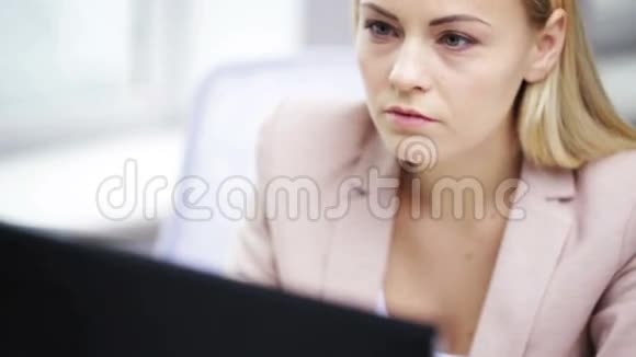 在办公室里戴着电脑的女裁缝视频的预览图