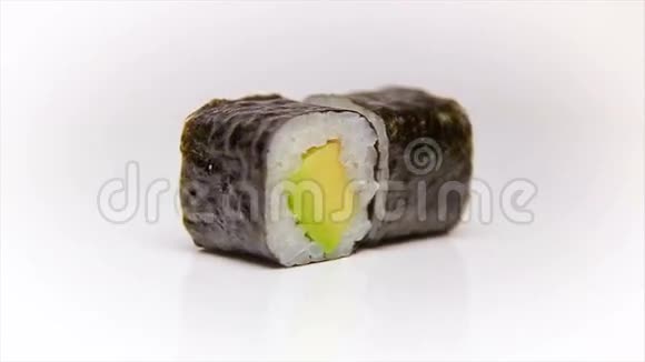 鳄梨肉卷素食传统的日本食物白色背景的寿司卷视频的预览图