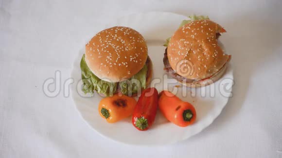 汉堡在盘子上吞食视频的预览图