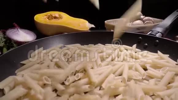 煎锅与生面粉通心粉慢动作坠落视频的预览图