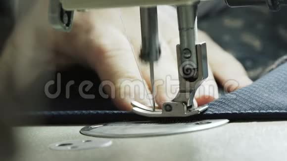 用缝纫机慢慢地缝制一件夹克视频的预览图
