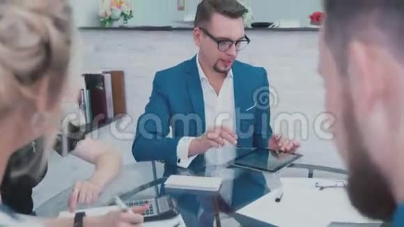 一个穿着商务服和时髦眼镜的时髦男人的肖像视频的预览图