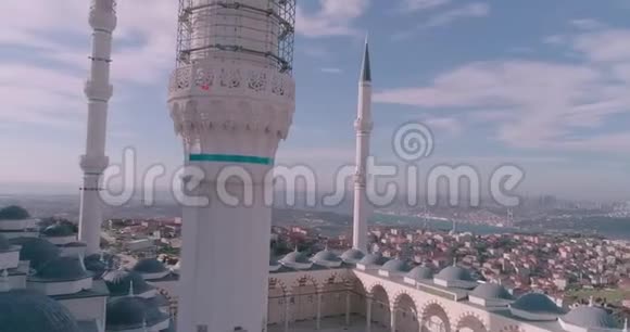伊斯坦布尔卡姆利卡清真寺建设和博斯普鲁斯空中景观视频的预览图