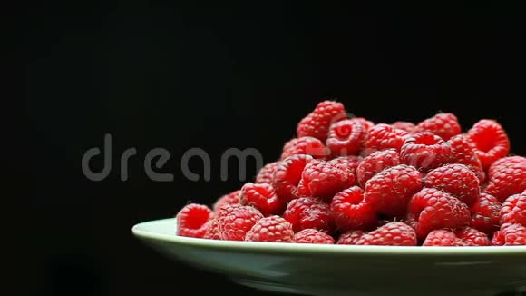 新鲜树莓水果作为食物背景健康食品有机营养正面视图视频的预览图