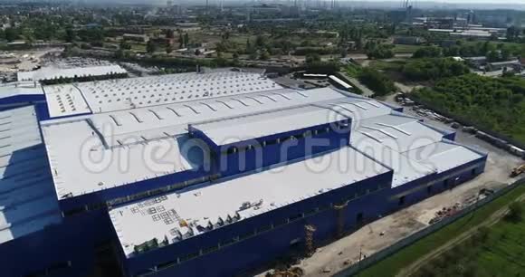 这座明亮的建筑是一座来自空中的现代化工厂一座白色蓝色的大型工厂建筑一座来自现代工厂的现代化工厂视频的预览图