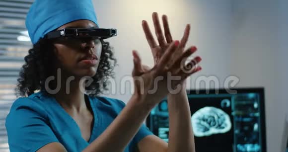 医生在讨论诊断时使用VR耳机视频的预览图