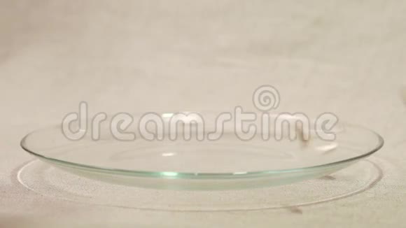 南瓜子掉进玻璃碗里视频的预览图