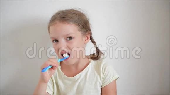 一个小女孩用颜色鲜艳的牙刷刷牙视频的预览图