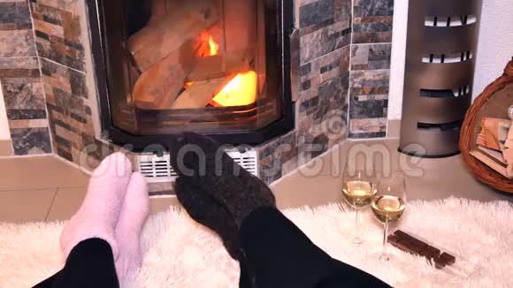 情侣们在壁炉前喝白葡萄酒视频的预览图