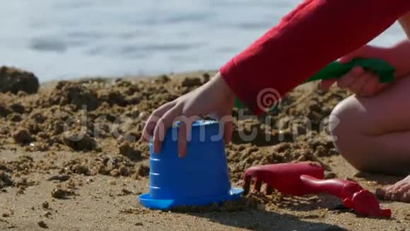 小孩子在沙滩上玩沙子玩具视频的预览图