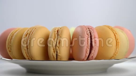 五颜六色的法国马卡龙美食甜点视频的预览图