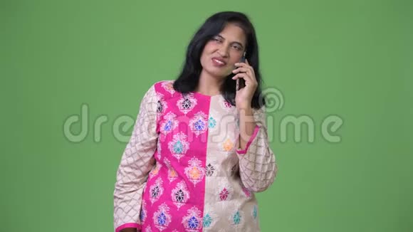 成熟美丽的印度女人一边打电话一边思考视频的预览图