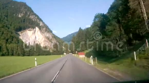 在瑞士沿着公路行驶视频的预览图