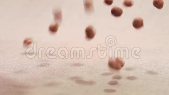 榛子落在亚麻布上视频的预览图