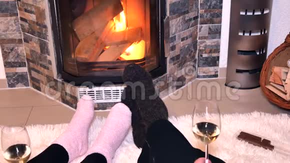 情侣们在壁炉前喝白葡萄酒视频的预览图