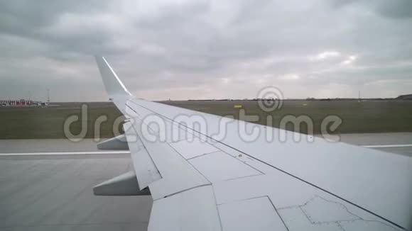 飞机在机场起飞视频的预览图