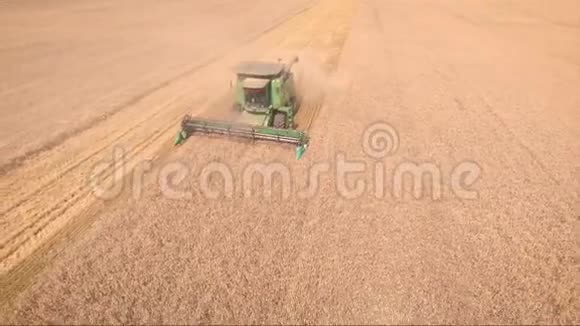 收获空中景观农业现场视频的预览图