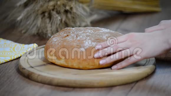 女人在木板上切面包我是白屋面包生产视频的预览图