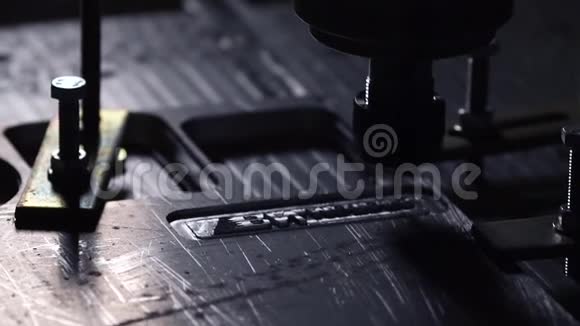用于切割钢柄的铣床一片铝钻削钢板上的铭文视频的预览图