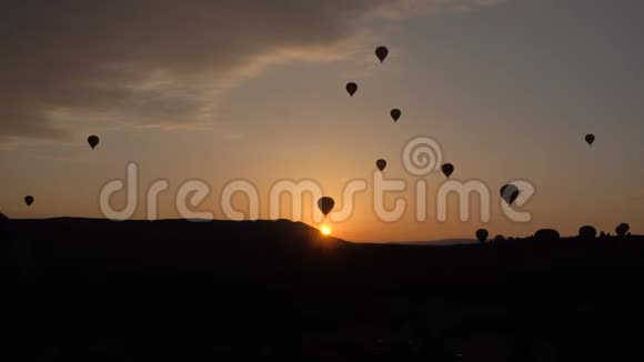 许多热气球飞过土耳其戈尔梅的山谷来自世界各地的游客来到视频的预览图