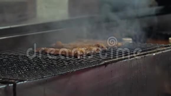 烤架里的炸肉特写亚洲美食视频的预览图