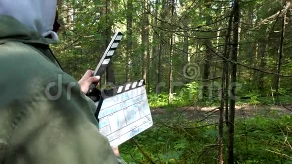 在森林里拍电影森林中的剪贴板拍摄林区电影视频的预览图