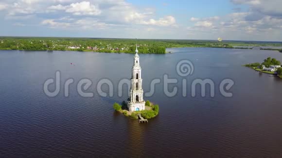 俄罗斯卡利亚津的钟楼被淹了视频的预览图