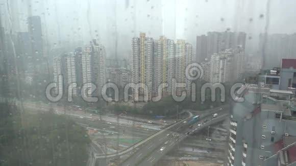 4k决议雨点落在窗户上潮湿潮湿的天气雨水城市景观视频的预览图