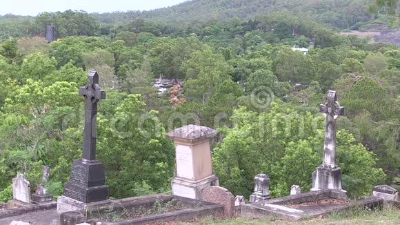 两个十字架墓碑在山坡墓地视频的预览图