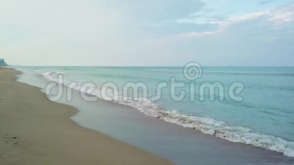 美丽的海洋景观迷人的蓝色波浪靠近干净的沙滩海岸在阳光明媚的日子在迈阿密阳光明媚的艾尔斯海滩视频的预览图