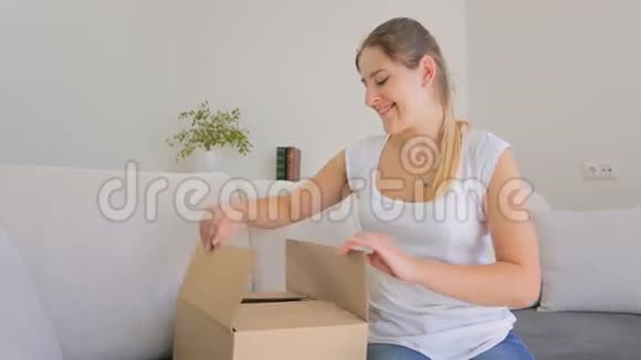 欢快的年轻女子打开包裹盒的画像视频的预览图