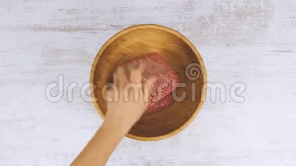 在碗中加入汉堡肉的配料双手混合切块靠近背景浅视频的预览图