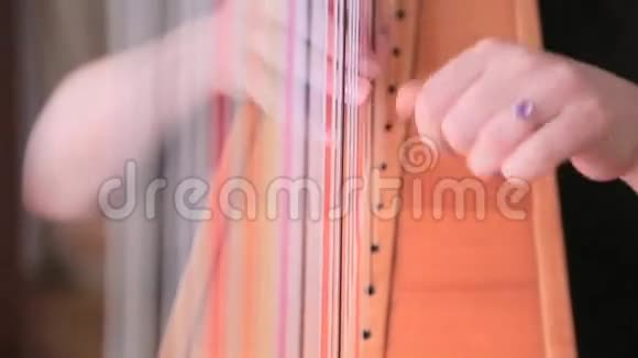女孩把大提琴演奏得很近视频的预览图