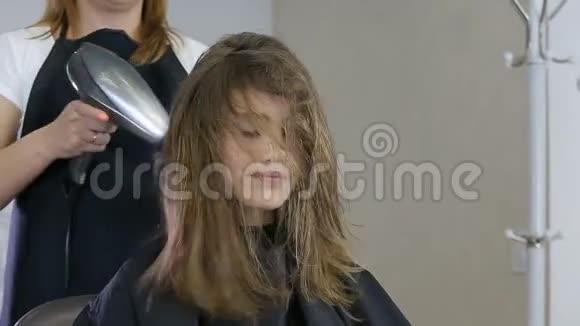 专业的理发师给十几岁可爱的女孩脱毛视频的预览图