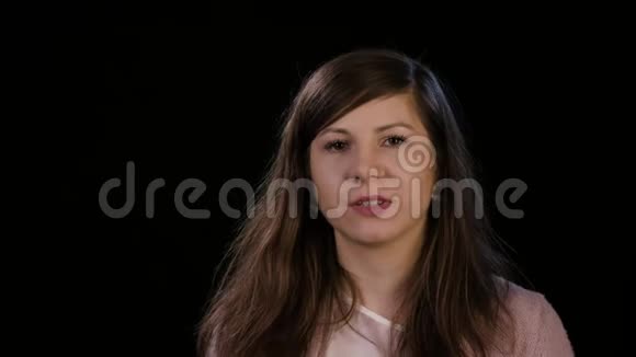 一位模仿牙痛的年轻女士视频的预览图