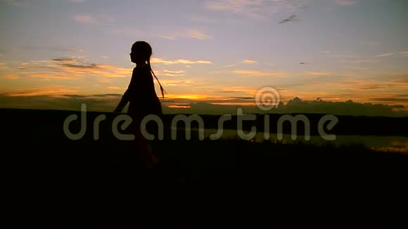 日落时分一个女孩在旋转视频的预览图