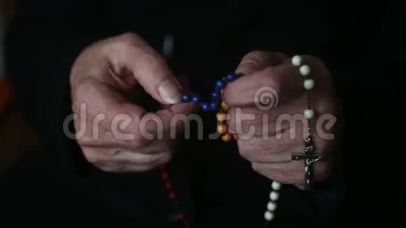 老妇人的手念珠祈祷视频的预览图