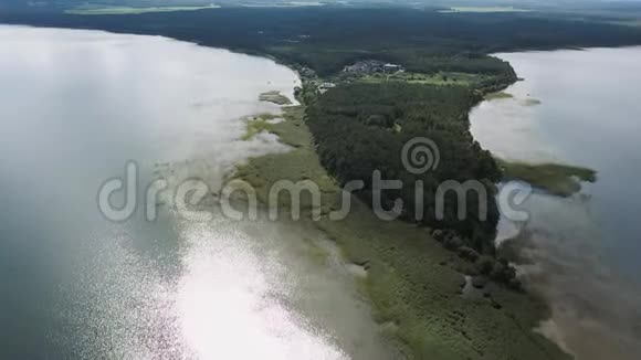 空中无人机在湖中央一个天然浅滩上的视频视频的预览图