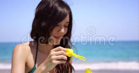 吹肥皂色彩虹泡泡的年轻女子视频的预览图
