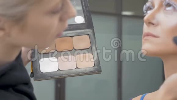 专业化妆师做模特的化妆视频的预览图