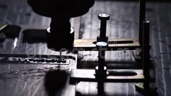 在工厂制造床垫的车身在机器上缓慢地切割出一片铝视频的预览图