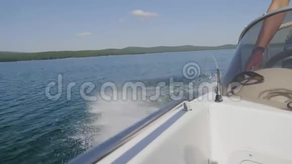 波浪和泡沫由摩托艇的螺旋桨制成留下的痕迹海船特写镜头视频的预览图