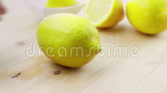男人在厨房的木砧板上板上切一个黄色的柠檬健康和营养视频的预览图
