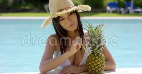 日光浴美容饮料从菠萝视频的预览图