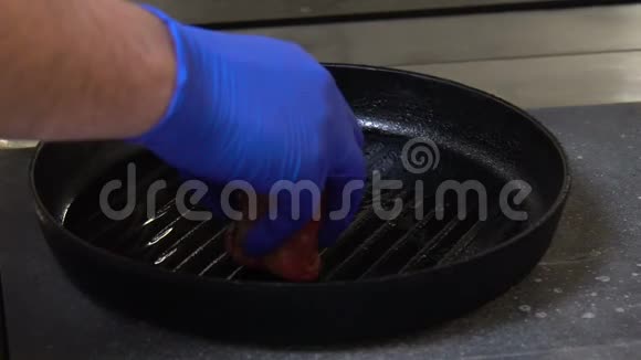 美食餐厅烹饪厨师炒肉视频的预览图