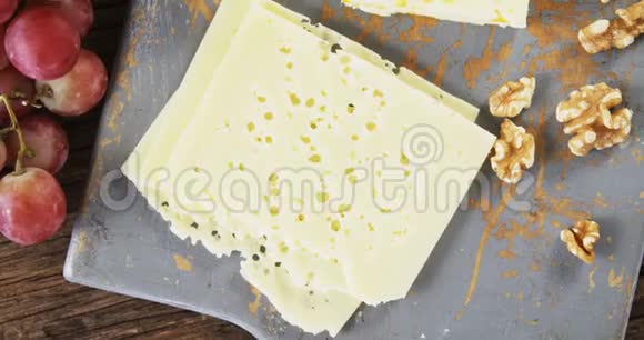 奶酪片和葡萄和核桃视频的预览图