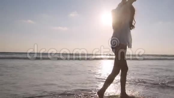 快乐的女人在海边奔跑和旋转年轻美丽的女孩享受生活和海上乐趣视频的预览图