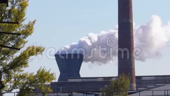 工业冶金工厂的烟囱冒出的烟雾在城市附近的大气中升起视频的预览图